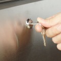 壁掛けポスト 郵便ポスト ステンレス ヘアライン仕上げ 鍵付き 窓付き スリット窓付き A4サイズ レターパック 取り出しやすい 錆びにくい アンカー ネジ付き 写真10