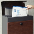 スタンドポスト 郵便ポスト 小物置き 置き配 鍵付き ダイヤル式 アジャスター付き 錆びにくい 工事不要 【Lexi(レクシー)】(ダークグレー/ブラウン木目) 写真2