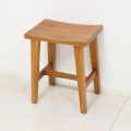 ウッドスツール マホガニー ( ナチュラル ) 玄関 ダイニング サイドテーブル 小物 植物 ディスプレイ 軽い 腰掛け 座面カーブ 天然木 無垢 完成品 写真2