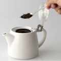 フォーライフ(FOR LIFE) ティーポット 陶器 400ml 2杯用 茶こし付き 食洗機対応 蓋が落ちない 片手で注げる グレー ミニスタンプティーポット 509Gry 写真4