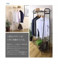 どこか懐かしく、味のあるヴィンテージ風のハンガーラック。シンプルなデザインに、木製のハンガーバーがアクセント。かばんなどが収納できるワイヤーラック付きです。 写真4