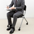 メモ台付きミーティングチェア 写真4