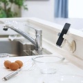 キッチンの壁にくっつく吸盤スマホホルダー 写真9